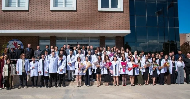 OMÜ de Eczacılık Fakültesi öğrencileri beyaz önlük giydi Samsun Haberleri