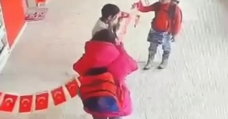 Erzurum da yürek ısıtan an: Yere düşen bayrağı asamadılar ama yerde de bırakmadılar