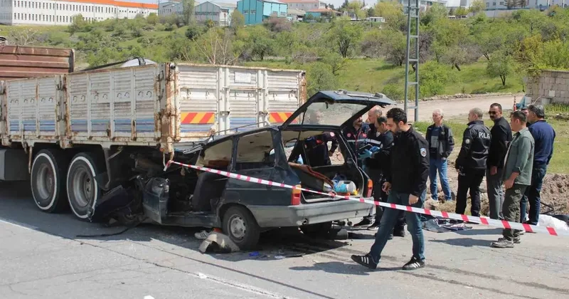 Kamyonun altına giren otomobildeki anne öldü, oğlu ağır yaralandı