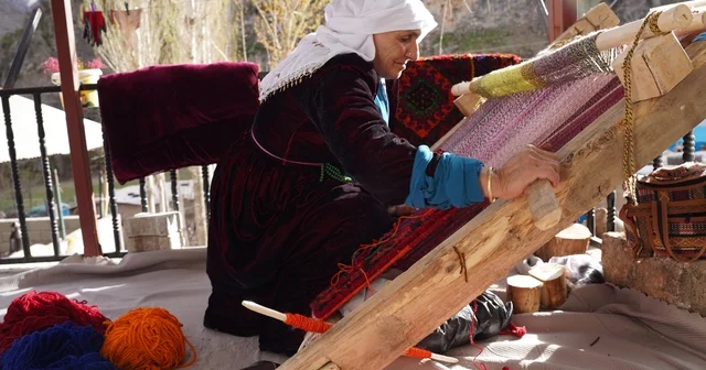Şırnaklı kadınların ilmek ilmek işlediği seccadeler 20 bin liradan satılıyor Şırnak Haberleri
