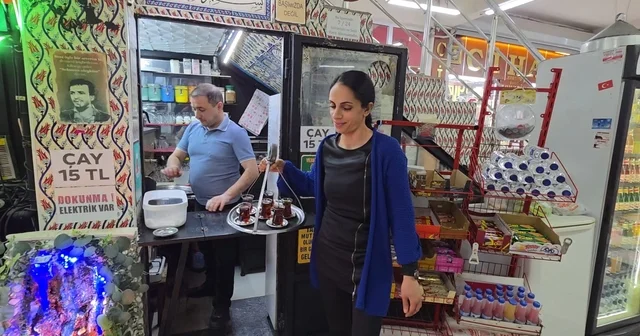 Yaklaşık 3 metrekarelik iş yerini sanat eseri niteliğinde bir mekâna dönüştürdü İş yerini çinilerle kaplayıp çiçeklerle donatarak hem müşterilerin hem de çevre esnafının takdirini topluyor Kütahya Haberleri