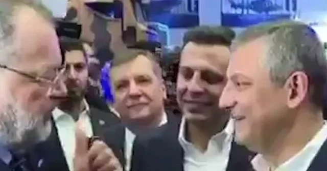 Özgür Özel katıldığı SAHA Expo 2026 Fuarı nda bar arkadaşıyla karşılaştı VİDEO İZLE