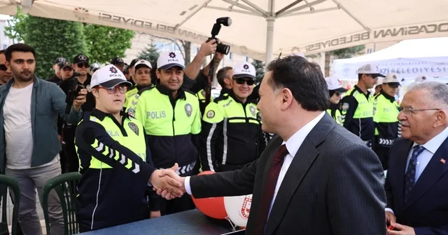 Vali Çiçek: Ölümlü trafik kazalarında yüzde 60 lık bir düşüş var Kayseri de Trafik Haftası kutlandı Kayseri Haberleri