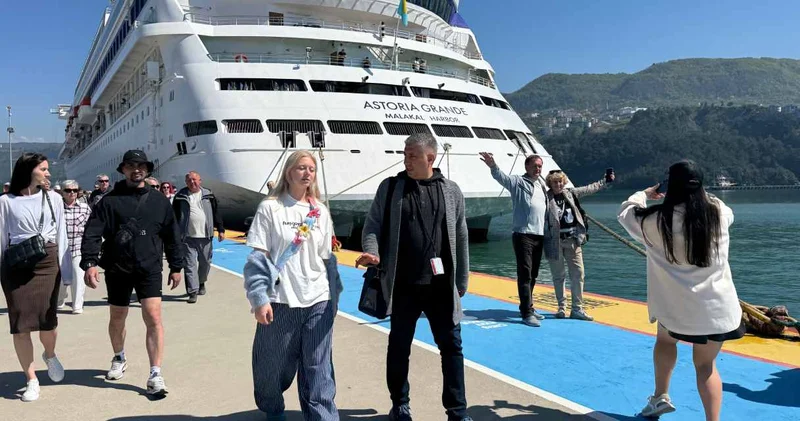 11 katlı gemi yüzlerce turisti ilçeye getirdi: Gece saatlerinde Samsun a gidecek