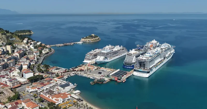 Kuşadası limanında kruvaziyer hareketliliği: 10 bin 800 turist ayak bastı