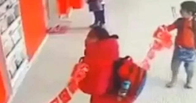 Erzurum’dan kalplere dokunan görüntü: Minikler yere düşen bayrağı asmak için seferber oldu VİDEO İZLE