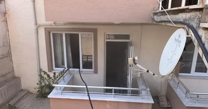 Evlerinde çıkan yangında mahsur kalan anne ile otizmli kızını komşuları kurtardı