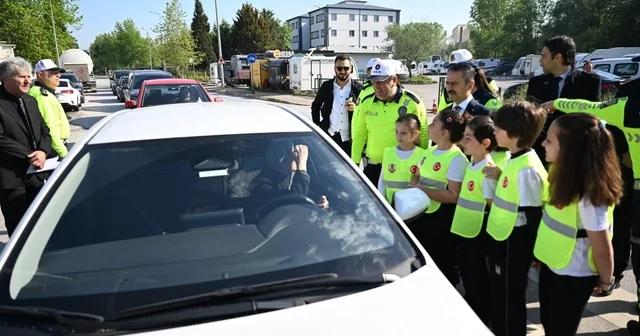 Minik trafik dedektifleri görev başında: Hem öğrendi hem öğretti Kocaeli Haberleri