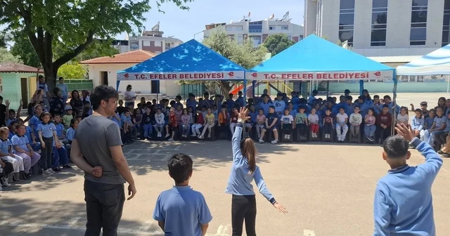 Efeler in sanatçıları çocuklar için sahneye çıktı Aydın Haberleri
