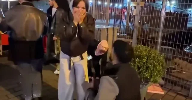 Karaköy’de bir şahıs ‘yakışıklı mısırcı’ için gelen turistleri rahatsız ederek para istedi VİDEO İZLE