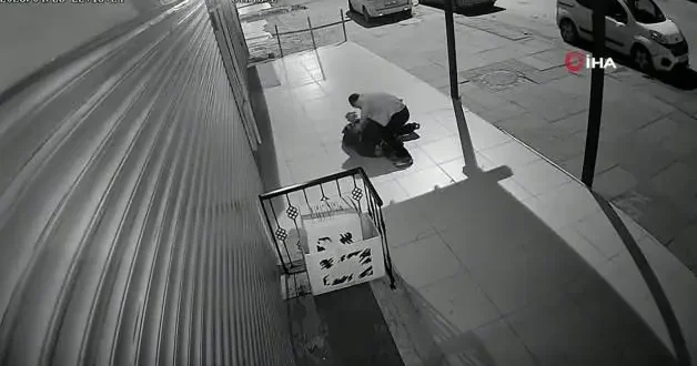 Gözü dönmüş cani önünü kestiği yaşlı adamın parasını çalıp öldüresiye darp etti