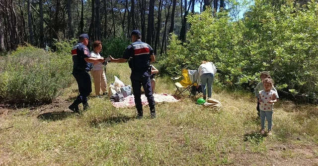 Antalya da ormanlara girişler yasaklandı, jandarma vatandaşları tek tek uyardı Orman içinde devriye gezen jandarma ekipleri, vatandaşları anonslarla ve birebir uyardılar Antalya Haberleri