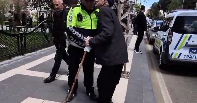 Kendisini yolun karşısına geçiren trafik polisini yanaklarından öptü Bingöl Haberleri