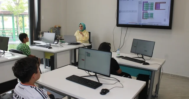 Bu merkez geleceğin bilim insanlarını yetiştiriyor Kocasinan İnovasyon Merkezi Müdürü Tamer Akın: Kayseri den geleceğin bilim insanları, mühendisleri, astronotlarını çıkarmayı hedefliyoruz Kayseri Haberleri