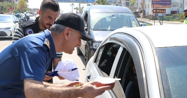 Mersin de yoğurt ve çilek ikramlı trafik uygulaması Mersin Haberleri