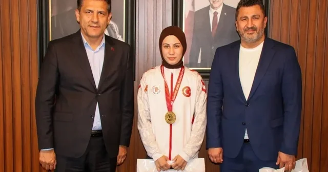 Kozanlı boksör Azranur, Gençler Olimpiyatları nda Türkiye yi temsil edecek Adana Haberleri