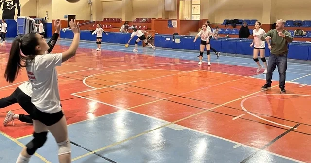 Filede vali sürprizi; Ziya Polat genç sporcularla voleybol oynadı Kars Haberleri