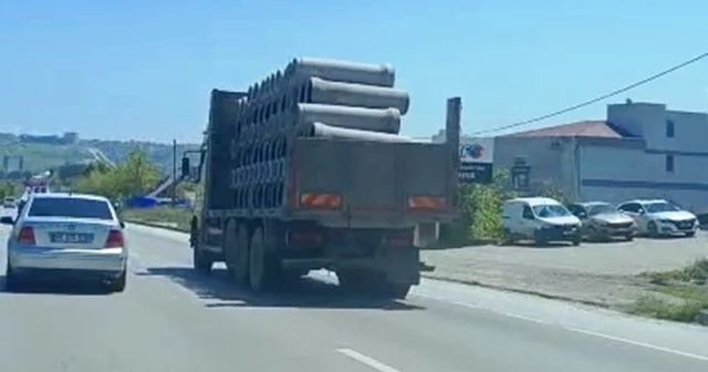 Tır üzerinde önlem alınmadan taşınan beton borular tehlike oluşturdu Samsun Haberleri