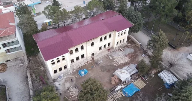 Çal daki tarihi mektep restorasyonunda işçiler arasında kavga çıktı; 4 yaralı Denizli Haberleri