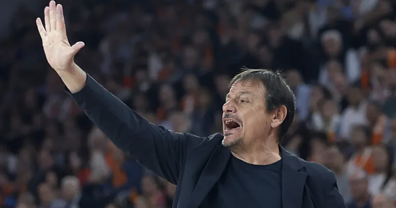 Ergin Ataman çılgına döndü! Fiziksel teması hakemler önledi...