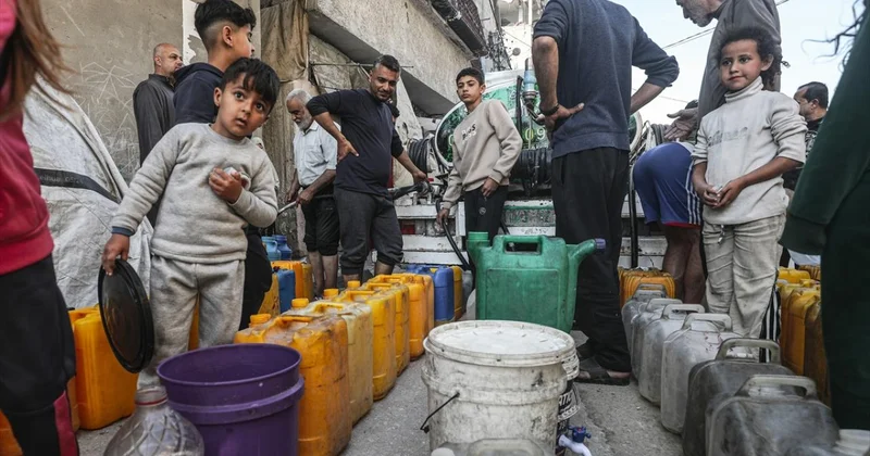 Gazze de, okul sırasında olması gereken çocuklar saatlerce su kuyruğunda bekliyor