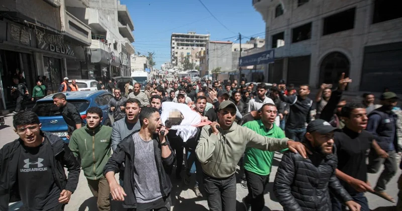 Katil İsrail in saldırısında yaralanan Hamas Siyasi Büro Üyesi Hayye nin oğlu hayatını kaybetti