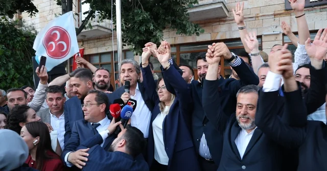 Cumhurbaşkanı Erdoğan: Büyük bir zaferi hep birlikte kucakladık AK Parti Genel Başkan Yardımcısı Mustafa Demir, Cumhurbaşkanı Erdoğan ı telefonla meydandaki vatandaşlarla buluşturdu Nevşehir Haberleri