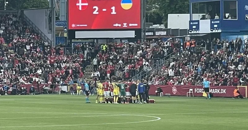 Dünyaca ünlü yıldız maç oynanırken yere yığıldı Futbol Haberleri