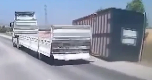 Hatay da fırtına dehşeti: Seyir halindeki TIR ın taşıdığı konteyner yola devrildi VİDEO İZLE