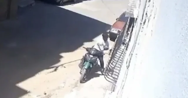 Gaziantep te tepki çeken görüntü: Küçük kızını darbedip motosikletle sürükleyen baba gözaltına alındı Gaziantep Haberleri