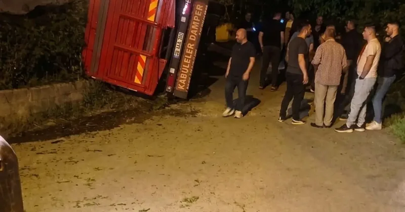 Giresun’da yaş çay yüklü kamyon devrildi