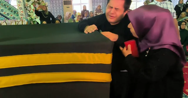 Kabe maketine sarılıp, Allah ım, beni o memlekete götür diye dua ederek gözyaşı döktü Mersin Haberleri