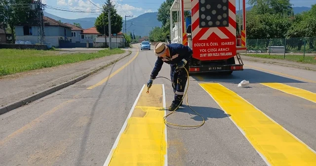 Trafik güvenliği için kasisler boyandı Düzce Haberleri