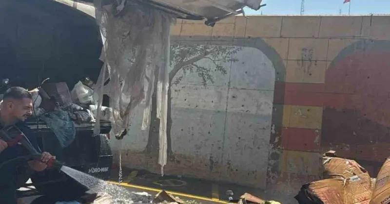 Yalova’da sürücü yanan çöp kamyonunu itfaiyeye götürdü