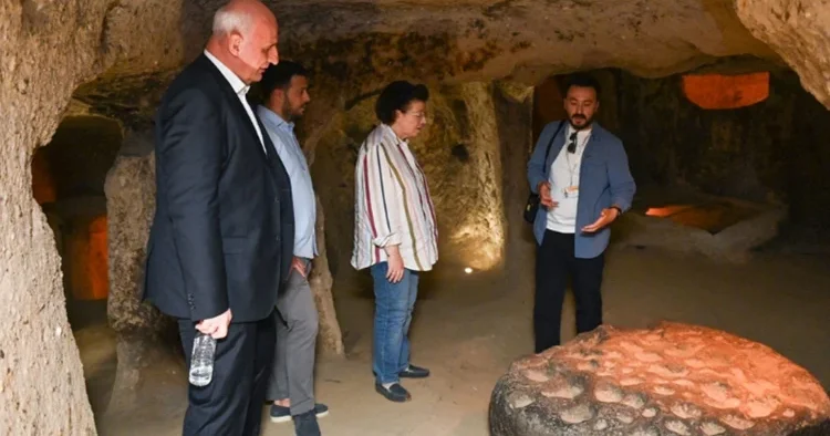 Yunan bakan Kapadokya turunda