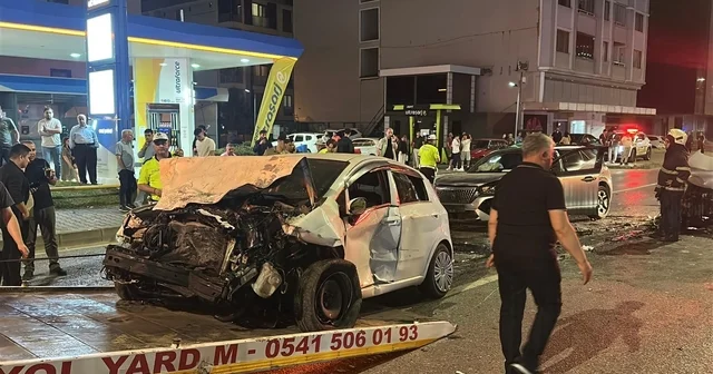 Atakum da kontrolden çıkan otomobil karşı şeride geçti: 5 yaralı Samsun Haberleri