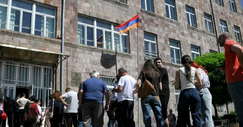 Komşuda sıcak saatler! Oy verme işlemi sona erdi! Ülkenin başbakanı belli oluyor