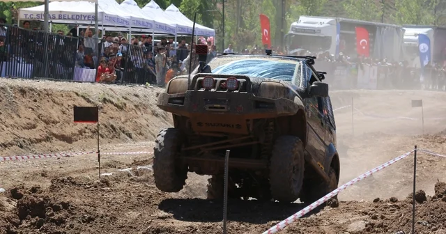 Sivas ta off road festivalinde takla atan araç yürekleri ağza getirdi Sivas Haberleri