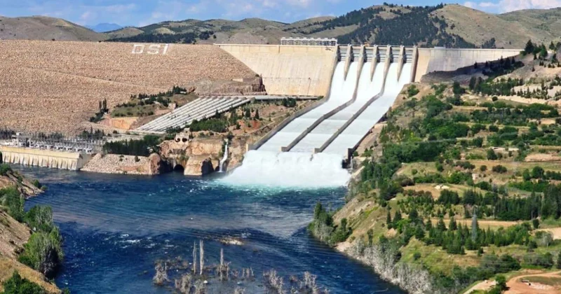 Elazığ da Keban Barajı nda kapaklar ikinci kez açıldı