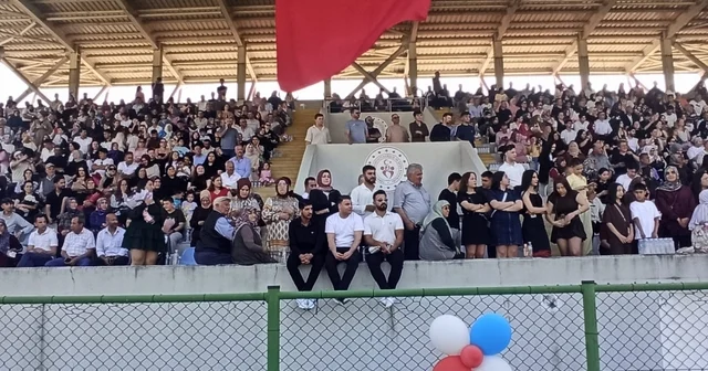 Devrek te Üniversite öğrencileri mezuniyetlerini kep atarak kutladılar Zonguldak Haberleri