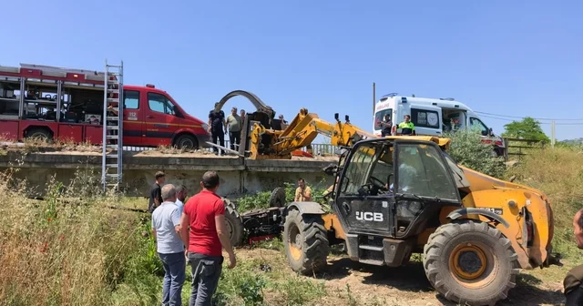 Köprüden düşen traktörün altında kalan sürücü iş makinesiyle kurtarıldı Bursa Haberleri