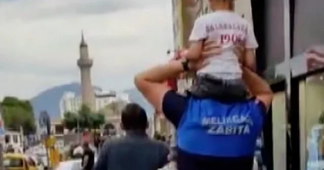 Kayseri’de yürek ısıtan anlar: Kayıp çocuğu omzunda taşıyıp ailesine kavuşturdu VİDEO İZLE
