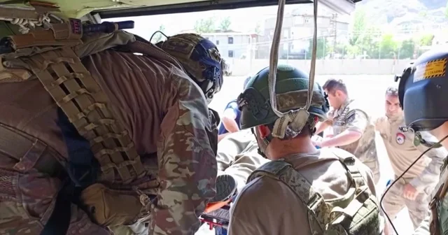 Sarp arazide hayatını kaybeden vatandaşın cenazesi helikopterle alındı Hakkari Haberleri