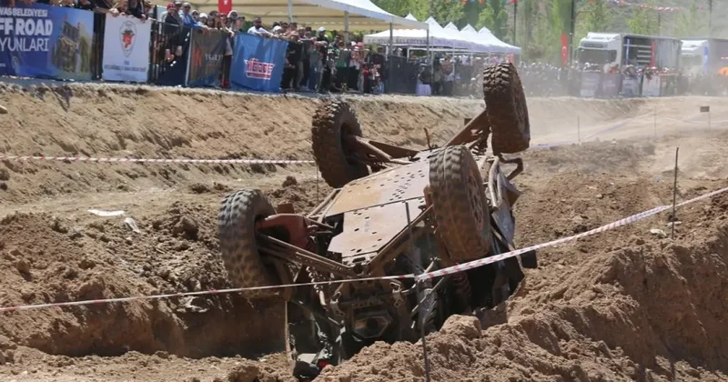 Adrenalinin zirve yaptığı festivalde korku dolu anlar! Araç takla attı