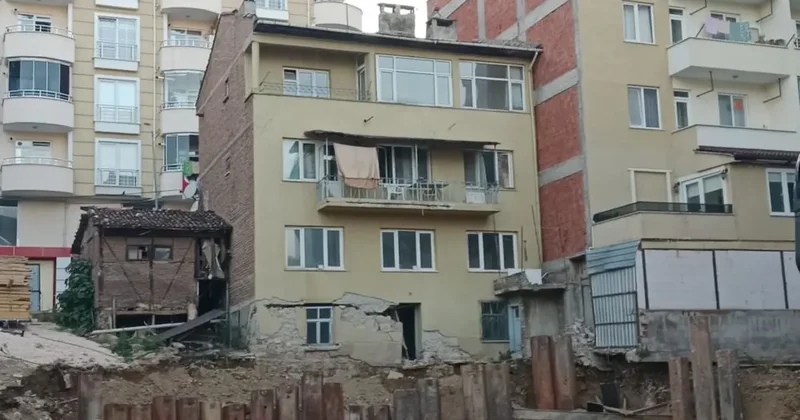 Bilecik te temel kazısı yapılan sokağın yanındaki 3 katlı bina tahliye edildi