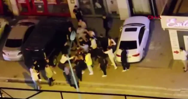 Esenyurt ta düğün sonrası tekmeli yumruklu kavga: Arabanın üstüne çıkıp kalabalığa daldı