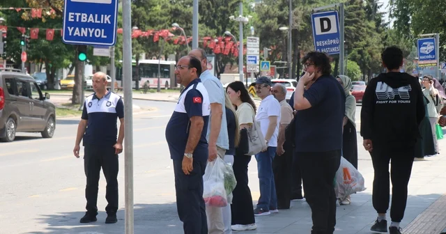 Sakarya da toplu taşıma krizi Dolmuş seferleri azaltıldı, vatandaşlar duraklarda kaldı Eğer gerçekten biz istenmiyorsak buradan söylüyorum, dolmuşu minibüsü, çalışmamızı istemiyorsalar bizi kapatsınlar, çalışmayalım Sakarya Haberleri