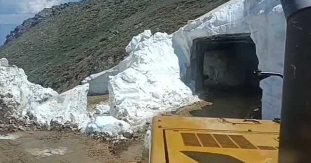 Bingöl de haziranda da karla mücadele çalışmaları sürüyor Bingöl de kış mesaisi devam ediyor Bingöl Haberleri