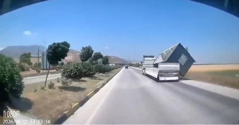 TIR da yüklü konteyner, fırtınada düştü; o anlar kamerada! Son dakika haberleri