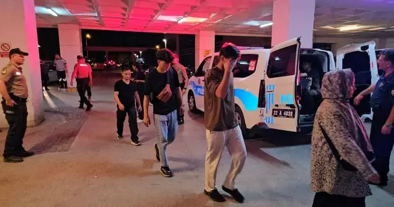 Edirne de durdurulan minibüste 24 kaçak göçmen yakalandı